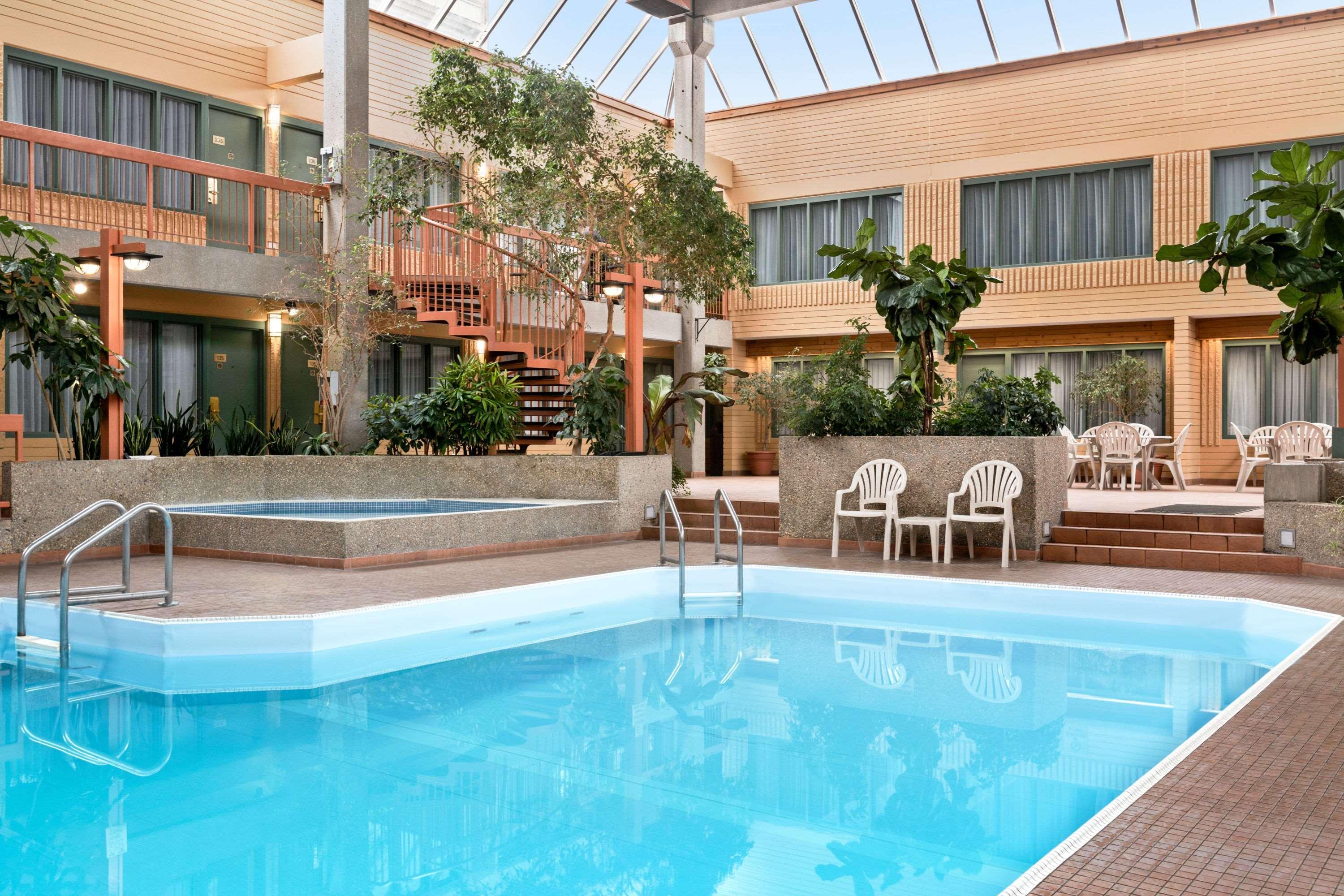 Travelodge By Wyndham Winnipeg East Buitenkant foto