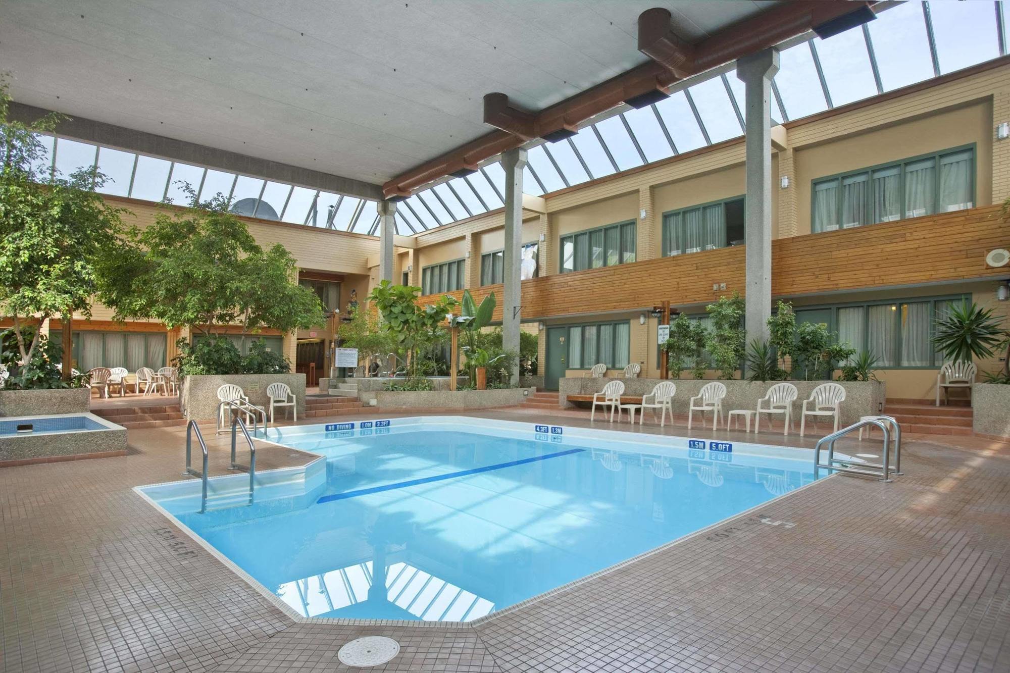 Travelodge By Wyndham Winnipeg East Buitenkant foto