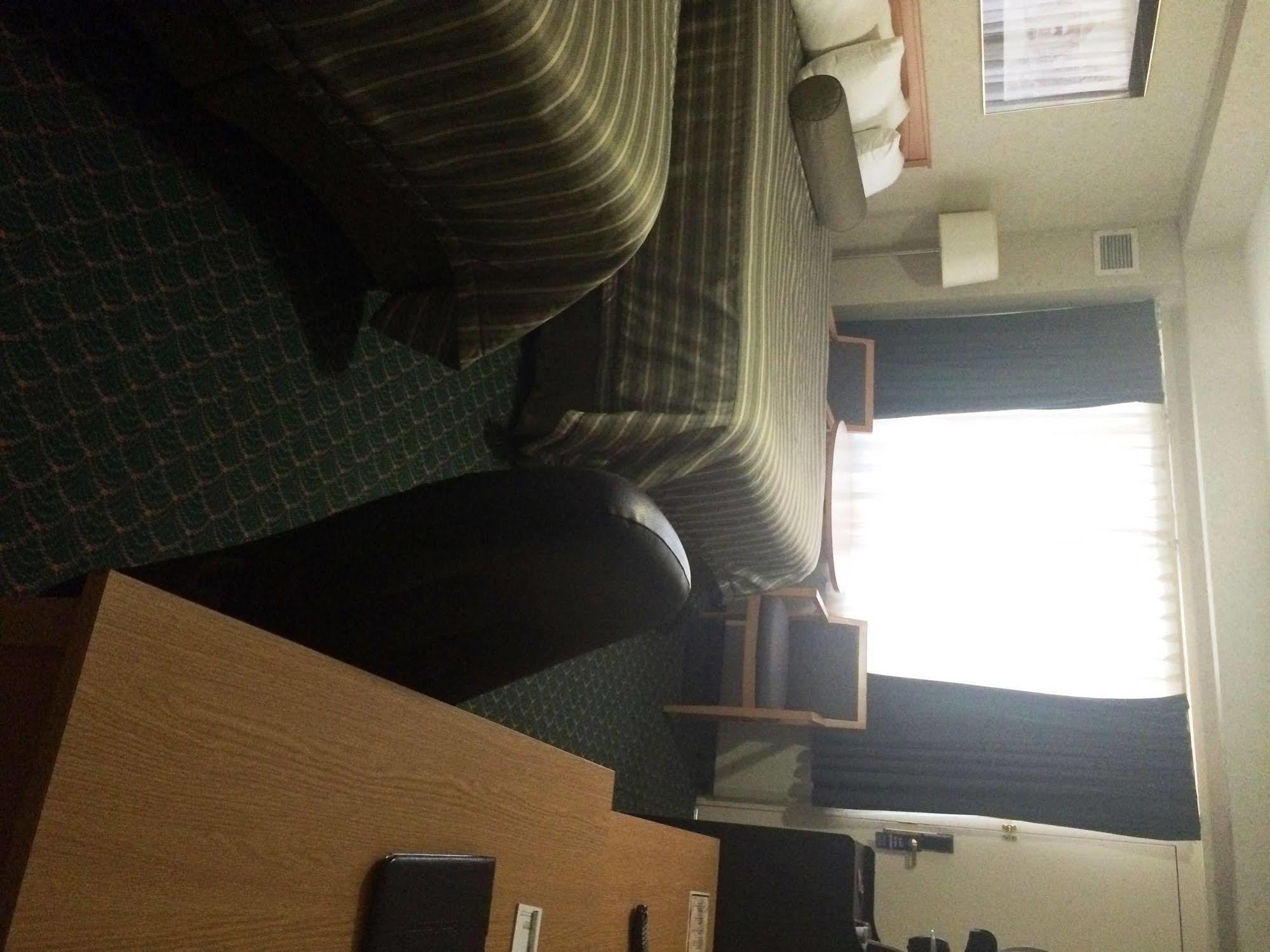 Travelodge By Wyndham Winnipeg East Buitenkant foto